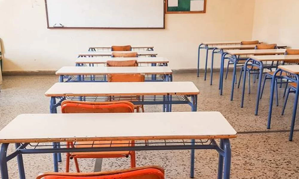 Γυμνασιάρχης των Σερρών για αποβολή μαθητή που ζωγράφισε τον ήλιο του ΠΑΣΟΚ